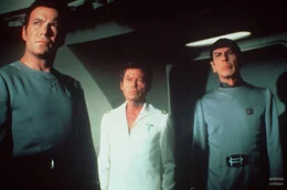 Um die Menschheit auf der Erde vor der ewigen Verderbnis retten zu k&ouml;nnen, m&uuml;ssen Admiral Kirk (William Shatner, l.), Dr. McCoy (DeForest Kelley, M.) und Mr. Spock (Leonard Nimoy, l.) eine todbringende, alles verschlingende Energiewolke zerst&ouml;ren ...