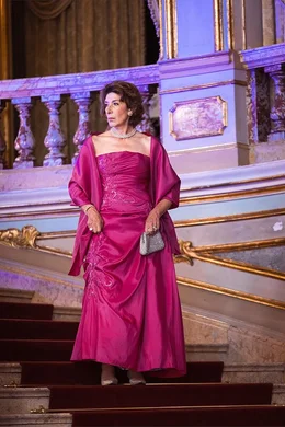 Film-Still der Dreharbeiten mit der &ouml;sterreichischen Schauspielerin Adele Neuhauser als Darstellerin von der "Roten Fini" Ende Juli 2022 in Wiesbaden (Foyer Theater).