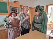 Wladimir Kaminer zuhause beim Oberteufel Michael Gebbert und seiner Frau Sylvia. Sie feiern zusammen die traditionellen Walpurgisnacht in Schierke im Harz.