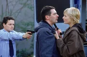 Mareike (Sanna Englund) hat eine Waffe und will mit Hendrik (Ulrich Drewes) abrechnen. Andy (Stefan Puntigam) fordert sie auf, die Pistole aus der Hand zu legen.