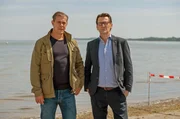 Die Kommissare Finn Kiesewetter (Sven Martinek, l.) und Lars Englen (Ingo Naujoks, r.) am Tatort. Die Kommissare Finn Kiesewetter (Sven Martinek, l.) und Lars Englen (Ingo Naujoks, r.) am Tatort.