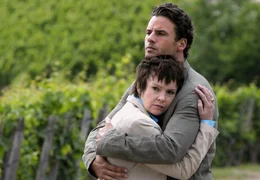 Hat ihre Liebe eine Zukunft? Eva (Katrin Sass) und der 20 Jahre j&uuml;ngere Jonathan (Stephan Luca).; ARD Degeto LIEBE VERLERNT MAN NICHT, am Sonntag (17.11.24) um 15:30 Uhr im ERSTEN. Hat ihre Liebe eine Zukunft? Eva (Katrin Sass) und der 20 Jahre j&uuml;ngere Jonathan (Stephan Luca). &copy; ARD Degeto/Jacqueline Krause-Burberg, honorarfrei - Verwendung gem&auml;&szlig; der AGB im engen inhaltlichen, redaktionellen Zusammenhang mit genannter Degeto-Sendung und bei Nennung "Bild: ARD Degeto/Jacqueline Krause-Burberg" (S2). ARD Degeto/Programmplanung und Presse, Tel: 069/1509-335, degeto-presse@degeto.de