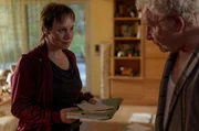 Franziska Tobler (Eva L&ouml;bau) nutzt die berufliche Erfahrung ihres Vaters Bruno (Michael Hanemann).