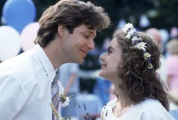 Obwohl Annies (Kimberly Williams, r.) Vater nichts unversucht l&auml;sst, Bryan (George Newbern, l.) als zuk&uuml;nftigen Schwiegersohn zu verhindern, kommt es zu einem Happy End ...