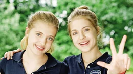 Hanni und Nanni (Jana und Sophia M&uuml;nster) f&uuml;hlen sich im Internat Schloss Lindenhof pudelwohl.