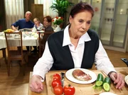 Charlotte Gauss (Ursula Karusseit, vorn) ist seit Tagen wie ausgewechselt. Sie ist still und zurückhaltend und irgendetwas scheint sie zu bedrücken. Doch weder ihr Mann Otto Stein (Rolf Becker, hinten links), noch Pia Heilmann (Hendrikje Fitz, hinten rechts) oder die kleine Lisa (Ella Zirzow) kommen an sie ran. Charlotte weicht allen Fragen aus. Charlotte Gauss (Ursula Karusseit, vorn) ist seit Tagen wie ausgewechselt. Sie ist still und zurückhaltend und irgendetwas scheint sie zu bedrücken. Doch weder ihr Mann Otto Stein (Rolf Becker, hinten links), noch Pia Heilmann (Hendrikje Fitz, hinten rechts) oder die kleine Lisa (Ella Zirzow) kommen an sie ran. Charlotte weicht allen Fragen aus.