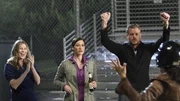 Die erste Runde der Gefeuerten ist überstanden und es hat niemanden von ihnen getroffen. Um dies etwas zu feiern, gehen die Glücklichen eine Runde Baseball spielen. Meredith (Ellen Pompeo, l.), Lexie (Chyler Leigh, 2.v.l.), Mark (Eric Dane, 2.v.r.) und Cristina (Sandra Oh, r.) ... Die erste Runde der Gefeuerten ist überstanden und es hat niemanden von ihnen getroffen. Um dies etwas zu feiern, gehen die Glücklichen eine Runde Baseball spielen. Meredith (Ellen Pompeo, l.), Lexie (Chyler Leigh, 2.v.l.), Mark (Eric Dane, 2.v.r.) und Cristina (Sandra Oh, r.) ...