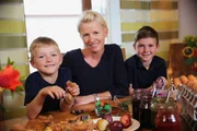Nicole Karner mit ihren Söhnen Lukas und Florian beim Ostereierfärben: Für das Färben der Eier verwendet Nicole ausschließlich Zutaten aus der Natur. Nicole Karner mit ihren Söhnen Lukas und Florian beim Ostereierfärben: Für das Färben der Eier verwendet Nicole ausschließlich Zutaten aus der Natur.