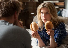Hubertus (Steve Windolf) macht bei seiner Geliebten Charlotte (Valerie Niehaus) den "Br&ouml;tchen-Test".