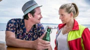Nora (Tanja Wedhorn) warnt Walter (Sven Gerhardt) vor der Wodka-Brause.