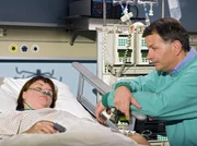 Roland Heilmann (Thomas Rühmann) wird durch Elkes (Samira Bedewitz) Situation schmerzlich an den Verlust Alinas erinnert. Roland Heilmann (Thomas Rühmann) wird durch Elkes (Samira Bedewitz) Situation schmerzlich an den Verlust Alinas erinnert.