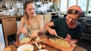 Zu Tisch in... Sachsen Staffel 1 Folge 6 Süss-saure Kartoffelstücke werden zubereitet Zu Tisch in... Sachsen Staffel 1 Folge 6 Süss-saure Kartoffelstücke werden zubereitet