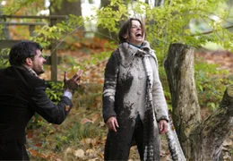 Humor ist, wenn man trotzdem lacht: Lina (Julia Brendler) und Markus (Stephan Luca) am&uuml;sieren sich &uuml;ber ihre eigene Tollpatschigkeit bei der Rettung eines Scho&szlig;h&uuml;ndchens.