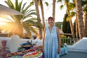 Elke Clörs steht auf ihrer Dachterrasse neben einem Buffet. Elke Clörs steht auf ihrer Dachterrasse neben einem Buffet.