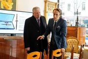 Oberstaatsanwalt Bernd Reuther (Rainer Hunold, l.) sorgt sich um Simon H&ouml;flich (Gabriel Raab, r.), einen der Gesch&auml;ftsf&uuml;hrer des Auktionshauses.