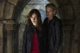 Als die f&uuml;nfzehnj&auml;hrige Clary (Lily Collins, l.) in einem Club auf den mysteri&ouml;sen Jace (Jamie Campbell Bower, r.) trifft, ist ihr noch nicht klar, dass f&uuml;r sie eine Reise in eine andere, versteckte und mythische Welt beginnt ...