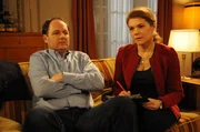 Hubert und Uschi versuchen eine Lösung für Huberts Eifersucht zu finden. Von links: Hubert Kirchleitner (Bernhard Ulrich) und Uschi Guggenmoser (Silke Popp).