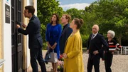 Victor (Linus Schütz, l.), Kirsten (Sabine Vitua, 2. v. l.), Paul (Felix Everding, 3. v. l.), Maren (Muriel Bielenberg, 3. v. r.), Melker (Rainer Sellien, 2. v. r.) und Katharina (Sylvia Eisenberger, r.) hat die Suche nach der Braut an ein offenbar leer stehendes, schönes Landhotel verschlagen. Victor (Linus Schütz, l.), Kirsten (Sabine Vitua, 2. v. l.), Paul (Felix Everding, 3. v. l.), Maren (Muriel Bielenberg, 3. v. r.), Melker (Rainer Sellien, 2. v. r.) und Katharina (Sylvia Eisenberger, r.) hat die Suche nach der Braut an ein offenbar leer stehendes, schönes Landhotel verschlagen.