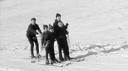 SkifahrerInnen im Schlepplift 1969.