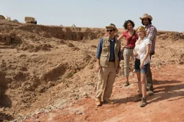 Das Team rund um den Arch&auml;ologen Dr. Holden (Denis O'Hare, l.), Sunni (Christa Nicola, 2.v.l.), Nora (Ashley Hinshaw, r.) und Michael Zahir (Amir K, 2.v.r.) gr&auml;bt in der &auml;gyptischen W&uuml;ste eine Pyramide aus. Obwohl Hieroglyphen im Inneren der Pyramide vor einer gro&szlig;en Gefahr warnen, bahnen sich die Entdecker ihren Weg durch das gef&auml;hrliche Labyrinth ...