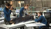 Ein weiteres Opfer, des noch nicht gefassten Serienm&ouml;rders trifft bei dem Team des Jeffersonian ein. Bei den Untersuchungen der Leiche entdecken (v.l.:) Angela Montenegro (Michaela Conlin), Brennan (Emily Deschanel) und Dr. Jack Hodgins (T.J. Thyne) die gleichen Merkmale, wie bei den Leichen zuvor. Gelingt es ihnen diesmal, den M&ouml;rder zu fassen?
