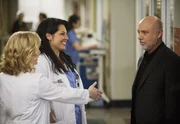 Nachdem Mr. Torres (Hector Elizondo, r.) George und Mark in die Mangel genommen hat, beschlie&szlig;t Callie (Sara Ramirez, M.), ihrem Vater Arizona (Jessica Capshaw, l.) vorzustellen. Doch auch davon ist er nicht begeistert. Er plant sogar, Callie nach Miami zur&uuml;ckzuholen ...