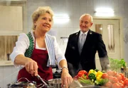 Alfons (Sepp Schauer, r.) freut sich, dass Hildegard (Antje Hagen, l.) wieder in der Küche mitarbeitet. Alfons (Sepp Schauer, r.) freut sich, dass Hildegard (Antje Hagen, l.) wieder in der Küche mitarbeitet.