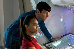 M&uuml;ssen Khan schnappen, damit Kirk &uuml;berleben kann: Spock (Zachary Quinto, l.) und Uhura (Zoe Saldana, r.) ...