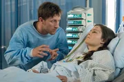 Viel Ruhe nach der OP bleibt Celina Sommer (Marie Luise Stahl, r.) nicht, denn ihr Mann Tino (Merlin Leonhardt, l.) poltert ins Klinikum und hat die gemeinsame Tochter im Kindergarten vergessen … Viel Ruhe nach der OP bleibt Celina Sommer (Marie Luise Stahl, r.) nicht, denn ihr Mann Tino (Merlin Leonhardt, l.) poltert ins Klinikum und hat die gemeinsame Tochter im Kindergarten vergessen …