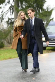 Ainsley Whitly (Halston Sage, l.); Malcolm Bright (Tom Payne, r.)