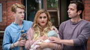 Mandy (Morgane Ferru) mit Baby und den beiden V&auml;tern Kai (Lukas Zumbrock) und Jan Claasen (Thomas Schimanski)