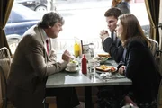 Kann Dr. Gordon Wyatt (Stephen Fry, l.) Booth (David Boreanaz) und Brennan (Emily Deschanel) bei der Aufkl&auml;rung ihres schwierigen Falles helfen?