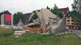 Abrissunternehmen wirbeln jede Menge Staub auf. Hier weicht die letzte Wand eines Mehrfamilienhauses.