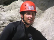Willi ist heute in den &Ouml;tztaler Alpen in &Ouml;sterreich unterwegs.Im Neoprenanzug versucht er sich im Schluchtenwandern.