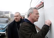 Die Kommissare Max Ballauf (Klaus J. Behrendt, r) und Freddy Schenk (Dietmar Bär) auf der Suche nach einer Zeugin. Die Kommissare Max Ballauf (Klaus J. Behrendt, r) und Freddy Schenk (Dietmar Bär) auf der Suche nach einer Zeugin.