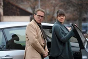Herr Mehlinger (Christian Tramitz) versucht mit seiner Frau (Katja Brenner) den Befragungen der Polizei aus dem Weg zu gehen.