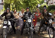 Die Alt-Rocker Peter (Peter Sattmann, Mitte), Ritschi (Guntbert Warns, rechts) und Klaus (Thomas Thieme) lassen sich von "ihren" Damen Charlotte (Jutta Speidel, 3. von links), Karin (Cornelia Schmaus, 2. von links) und Gabi (Edda Leesch) zu einer Bike-Tour verabschieden.