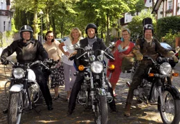 Die Alt-Rocker Peter (Peter Sattmann, Mitte), Ritschi (Guntbert Warns, re.) und Klaus (Thomas Thieme) lassen sich von "ihren" Damen Charlotte (Jutta Speidel, 3.v.li.), Karin (Cornelia Schmaus, 2.v.li.) und Gabi (Edda Leesch) zu einer Bike-Tour verabschieden.