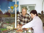 Dieter Angermann und seine Frau vor ihrer HO-Keller-Anlage. Dieter Angermann und seine Frau vor ihrer HO-Keller-Anlage.