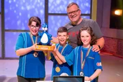 Das blaue Rateteam aus Alzey/Deutschland hat allen Grund zu Jubeln: Elton gratuliert ihnen zum heutigen Sieg bei "1, 2 oder 3".