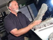 Dr. Jeff Meldrum hält den Abdruck eines Sasquatch-Fußabdrucks in der Hand. Dr. Jeff Meldrum hält den Abdruck eines Sasquatch-Fußabdrucks in der Hand.