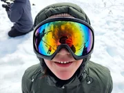 Emilia beim Rodeln auf der Huskytour nachdem sie am Abhang im Schnee gelandet ist.