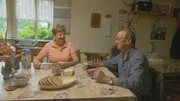 Katharina nimmt es mit Humor, dass es bei Walter gefrorenes Brot zum Frühstück gibt. Katharina nimmt es mit Humor, dass es bei Walter gefrorenes Brot zum Frühstück gibt.