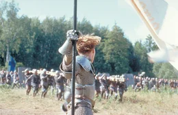 Karl der VII. gibt Johanna von Orleans (Mila Jovovic) eine Armee, damit sie die Engl&auml;nder besiegt.