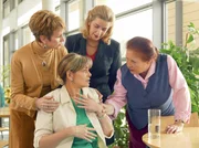 Vera (Nicola Tiggeler) überwindet ihre Scham und beginnt offen mit ihrem Mann Richard (Bernhard Schütz) zu sprechen. Vera (Nicola Tiggeler) überwindet ihre Scham und beginnt offen mit ihrem Mann Richard (Bernhard Schütz) zu sprechen.