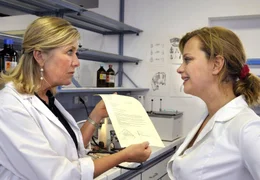 Charlotte (Jutta Speidel, links) zeigt ihrer Kollegin Gabi (Edda Leesch) ein traumhaftes Job-Angebot, das ihr unterbreitet wurde.