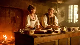Der Koch Pierre Manceron (Gr&eacute;gory Gadebois) wei&szlig; nicht, was Louise (Isabelle Carr&eacute;) zu ihm f&uuml;hrt.