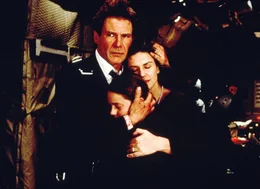 Pr&auml;sident Marshall (Harrison Ford) sorgt sich um das Leben seiner Frau Grace (Wendy Crewson, r.) und seiner Tochter Alice (Liesel Matthews). Ein Terrorist droht sie zu t&ouml;ten, falls der Pr&auml;sident sich weigert auf seine Forderungen einzugehen.  +++ Die Verwendung des sendungsbezogenen Materials ist nur mit dem Hinweis und Verlinkung auf RTL+ gestattet. +++