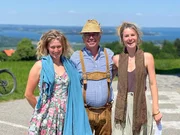 Horst Biewald und zwei gl&uuml;ckliche Jodelseminar-Teilnehmerinnen