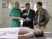 Dr. Duhler (Klaus Schindler) überrascht die Kommissare Kehler (Wolfgang Bathke, M.) und Bonhoff (Wolfgang Kehler) mit einem Obduktionsergebnis, das alle Ermittlungen auf den Kopf stellt. +++ Die Verwendung des sendungsbezogenen Materials ist nur mit dem Hinweis und Verlinkung auf RTL+ gestattet. +++ Dr. Duhler (Klaus Schindler) überrascht die Kommissare Kehler (Wolfgang Bathke, M.) und Bonhoff (Wolfgang Kehler) mit einem Obduktionsergebnis, das alle Ermittlungen auf den Kopf stellt. +++ Die Verwendung des sendungsbezogenen Materials ist nur mit dem Hinweis und Verlinkung auf RTL+ gestattet. +++